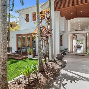 Luxurious, Tropical Haven, Mooloolaba- Moonda5 Holiday home Mooloolaba